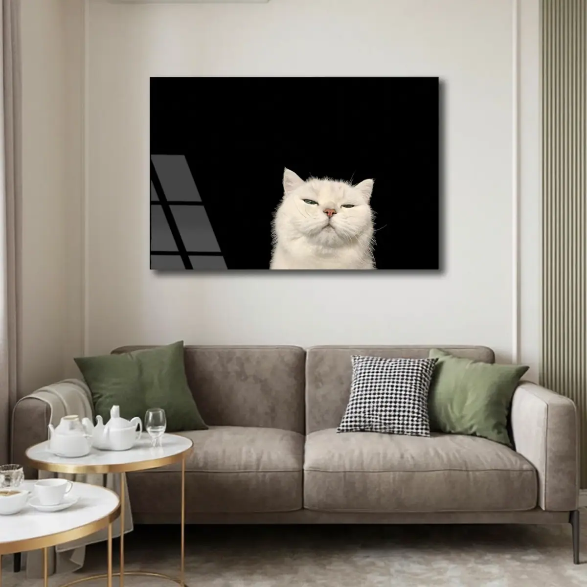 Siyah Zeminde Huysuz Beyaz Kedi Cam Tablo