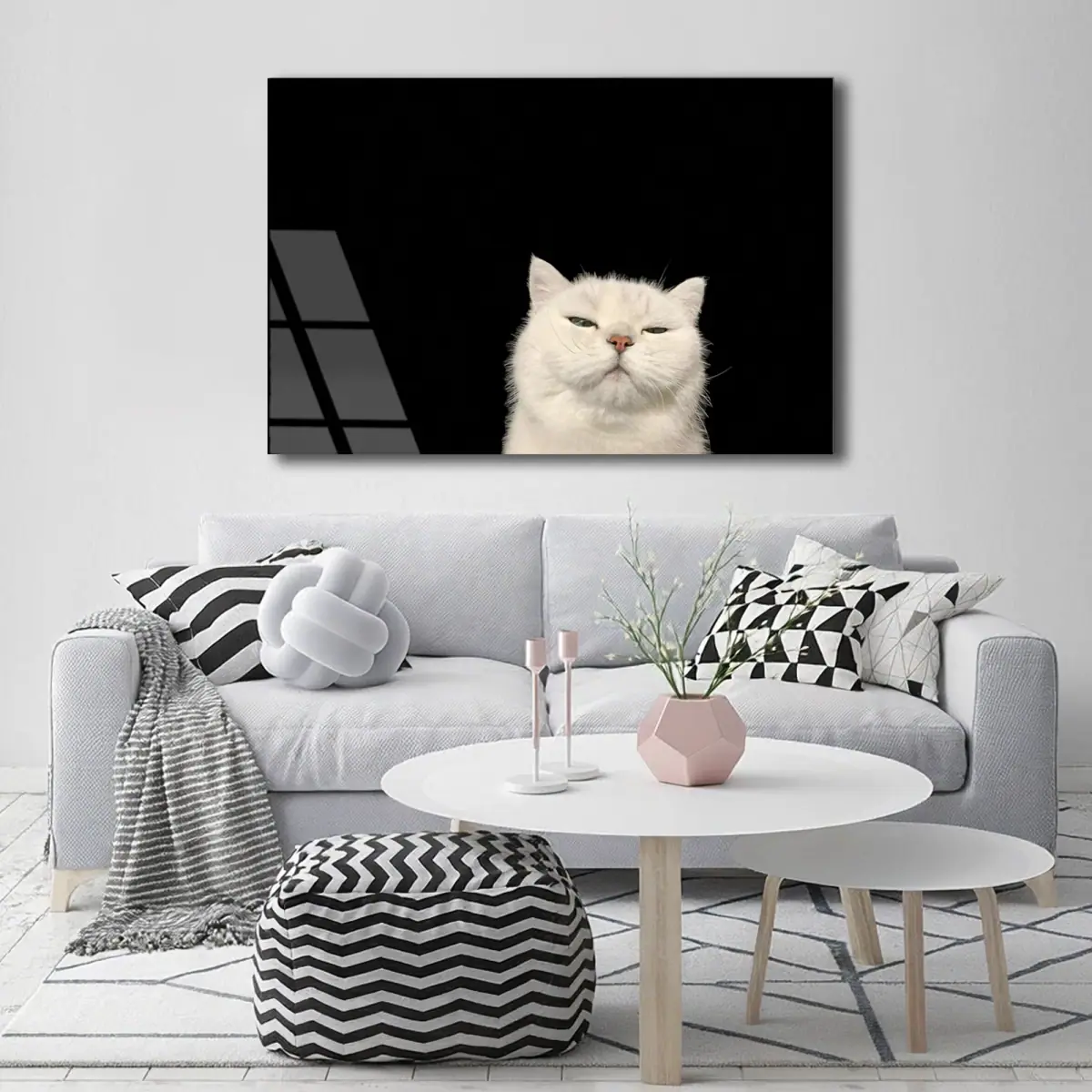 Siyah Zeminde Huysuz Beyaz Kedi Cam Tablo