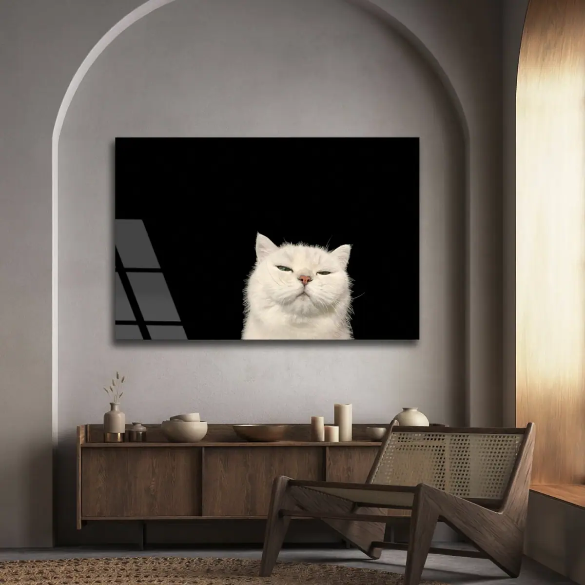 Siyah Zeminde Huysuz Beyaz Kedi Cam Tablo