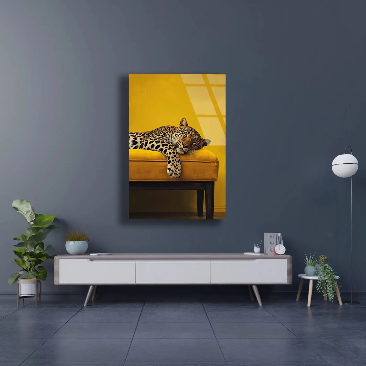 Sarı Pufta Uyuyan Leopar Cam Tablo