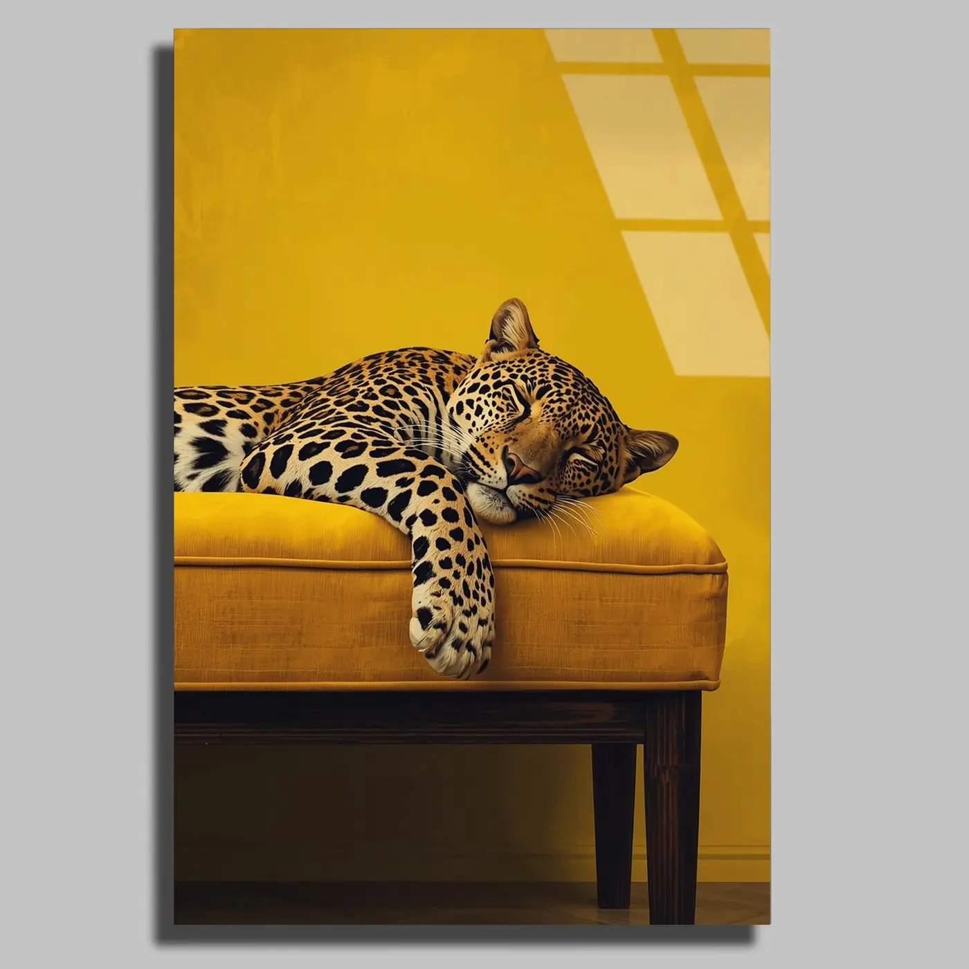 Sarı Pufta Uyuyan Leopar Cam Tablo