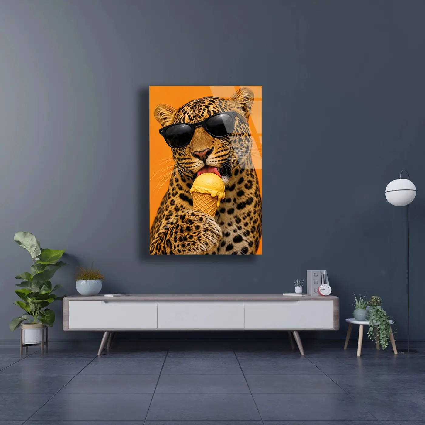 Dondurma Yiyen Şık Leopar Cam Tablo