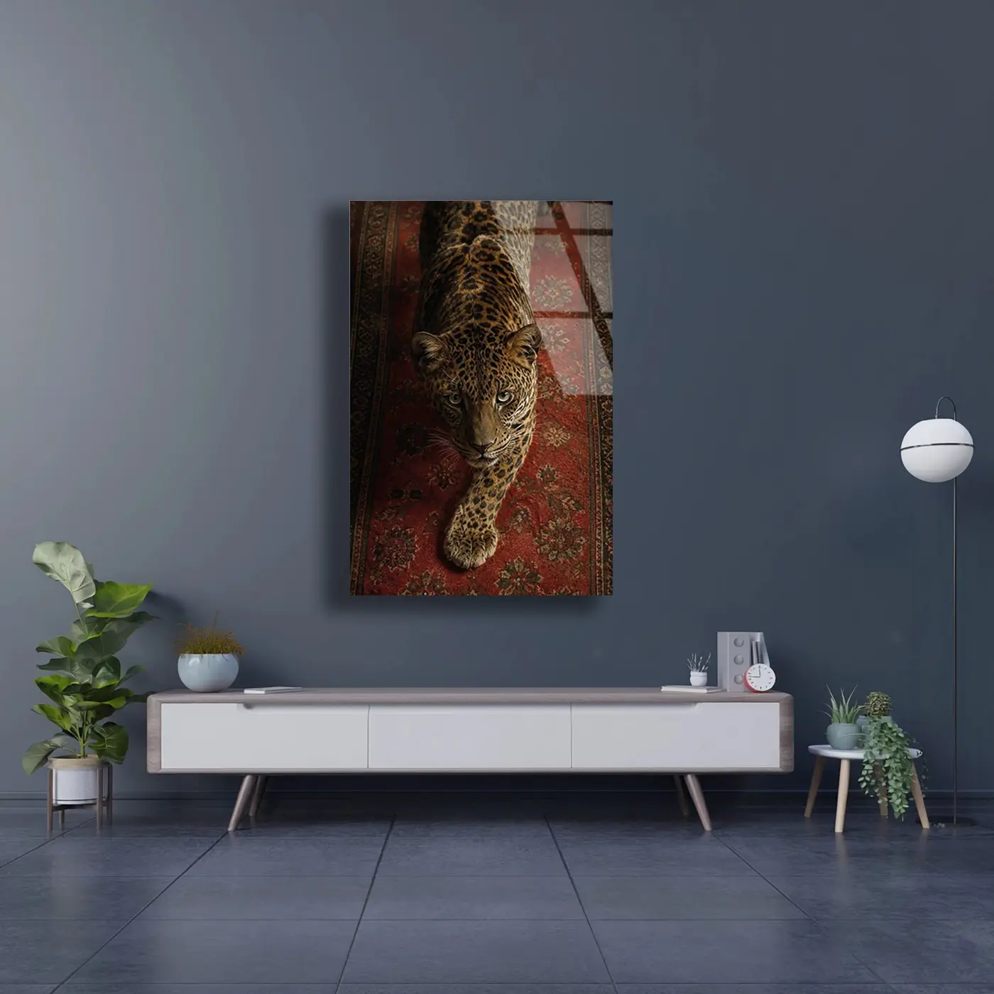 Kırmızı Halıda Leopar Kuşbakışı Cam Tablo